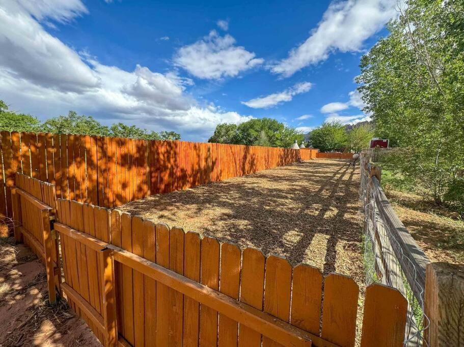 Desert Glamping Getaway Near Moab Arches Villa Esterno foto